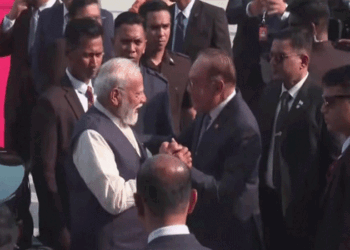 മലേഷ്യയിൽ-​ഗംഭീര-സ്വീകരണം-ഏറ്റുവാങ്ങി-മോദി-;-രണ്ട്-ദിവസത്തെ-സന്ദർശനത്തിനായി-എത്തിയ-ഉടനെ-വൻ-പ്രഖ്യാപനം,-‘ഇന്ത്യൻ-ജനതക്ക്-ആശ്വാസമേകാൻ-ഒരു-കോൺസുലേറ്റ്-കൂടി-തുറക്കും’;-പരസ്പ്പരമുള്ള-വ്യാപാര,-സുരക്ഷാ-ബന്ധങ്ങൾ-ശക്തിപ്പെടുത്തുന്ന-ചർച്ചകൾക്കും-കരാറുകൾക്കും-വഴി-തുറക്കുന്ന-സന്ദർശനം