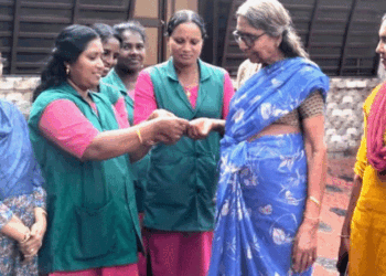 സ്വർണത്തിനൊക്കെ-എന്നാ-വിലയാ-ഇപ്പോൾ…-പക്ഷെ-അന്യന്റെ-മുതൽ-കിട്ടിയാൽ-ദഹിക്കില്ല!!-മാലിന്യം-തരം-തിരിച്ചപ്പോൾ-ഹരിത-കർമ്മ-സേനാം​ഗങ്ങളായ-ബിന്ദുവിനും-ബീനയ്ക്കും-കിട്ടിയത്,-2-പവന്റെ-സ്വർണമോതിരങ്ങൾ,-ഉടമയ്ക്ക്-കൈമാറി