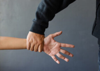 വീട്ടുമുറ്റത്ത്-കളിച്ചുകൊണ്ടിരുന്ന-നാലു-വയസുകാരിയെ-തട്ടിക്കൊണ്ടുപോയി,-സ്വര്‍ണ-കമ്മല്‍-ഊരിയെടുക്കാന്‍-ശ്രമിക്കവെ-ബഹളം-വച്ചു,-കുട്ടിയെ-വഴിയില്‍-ഉപേക്ഷിച്ച്-കടന്ന്-കള‍ഞ്ഞ്-പ്രതി,-താന്‍-പോയത്-മാമന്റെ-കൂടെയെന്ന്-കുട്ടി,-സിസിടിവി-കേന്ദ്രീകരിച്ച്-അന്വേഷണം-ശക്തമാക്കി-പൊലീസ്