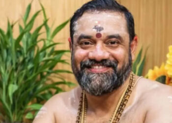 പോക്സോ-കേസില്-മുരാരി-തന്ത്രിയുടെ-വാദം-വ്യാജം,-പെണ്കുട്ടിയുടെ-തല-പിടിച്ച്-ഭിത്തിയില്-ഇടിച്ചു,-തലയിലും-കഴുത്തിലും-മാരക-മുറിവുകള്,-തറയില്-ചോരപ്പാടുകളും,-പെണ്കുട്ടി-നേരിടേണ്ടി-വന്നത്-ക്രൂര-മര്ദനം,-മുരാരിക്കെതിരെ-കൂടുതല്-വകുപ്പുകള്-ചേര്ക്കും