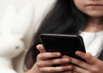 കുട്ടികളിലെ-ഫോൺ-അടിമത്തം:-ശാസ്ത്രീയ-നിയന്ത്രണം-അനിവാര്യം;-നിയമനിർമാണ-സാധ്യത-തേടി-സംസ്ഥാന-സർക്കാർ,-അഞ്ചംഗ-വിദഗ്ധസമിതി-രൂപവത്കരിച്ചെന്ന്-മന്ത്രി-വി.-ശിവൻകുട്ടി