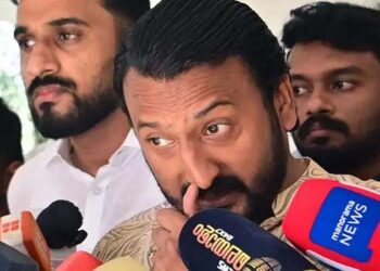 ഒരു-മാസം-മുൻപുണ്ടായ-സംഭവത്തിൽ-മാനസികമായി-തകർന്നിരുന്ന-പരാതിക്കാരി-ഒരു-മാസത്തിനുള്ളിൽ-സ്വമേധയാ-രാഹുലിന്റെ-ഫ്ലാറ്റിലെത്തി-താമസിച്ചു,-ശാരീരികബന്ധത്തിന്-സന്നദ്ധയല്ലായിരുന്നെങ്കിൽ-വിവാഹിതയും-പക്വതയുമുള്ളതുമായ-ഒരു-സ്ത്രീ-ഹർജിക്കാരനെ-സ്വന്തം-അപ്പാർട്ട്മെന്റിലേക്ക്-ക്ഷണിക്കുകയും-അയാളുടെ-ഫ്ലാറ്റിലേക്ക്-ഇടയ്ക്കിടെ-പോയി-താമസിക്കുകയും-ചെയ്യുമോ?-ഗർഭഛിദ്രത്തിനുള്ള-ഗുളിക-പരാതിക്കാരി-സ്വമേധയായാണ്-കഴിച്ചത്…-ഹൈക്കോടതിയുടെ-നിരീക്ഷണങ്ങൾ