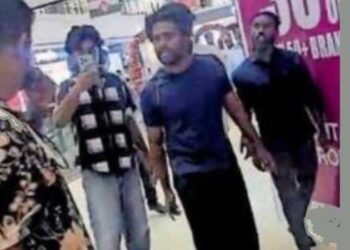 കാക്കിക്ക്-സ്വന്തംവർ​ഗത്തോടു-പോലും-കൂറില്ല!!-പുതുവർഷത്തിൽ-ലാത്തിവീശിയതിൽ-വൈരാ​ഗ്യം,-സഹോദരിയുമായി-മാളിലെത്തിയ-സിവിൽ-പോലീസ്-ഉദ്യോഗസ്ഥനെ-വിടാതെ-പിന്തുടർന്ന്-പ്രകോപിപ്പിച്ചു,-പിടിച്ചുതള്ളി,-ഇടയ്ക്ക്-പിന്നിൽ-നിന്ന്-ചവിട്ടി-വീഴ്ത്തി!!-എസ്എഫ്ഐകാർക്കെതിരെ-വെറും-ജാമ്യം-ലഭിക്കുന്ന-വകുപ്പ്,-പോലീസുകാരനും-സഹോദരിക്കുമെതിരെ-ജാമ്യമില്ലാ-വകുപ്പിൽ-കേസെടുത്ത്-വഞ്ചിയൂർ-പോലീസ്