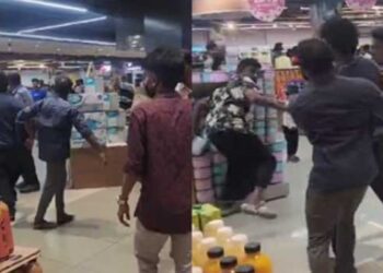 എസ്എഫ്ഐക്കാർ-ഇങ്ങോട്ടുവന്ന്-നെഞ്ചത്തോട്ട്-കേറിയിട്ടും-കേസ്-പോലീസുകാരനെതിരെ!!-പോലീസുകാരനും-സഹോദരിയും-ചേർന്ന്-ആയുധം-ഉപയോഗിച്ച്-ആക്രമിച്ചു,-ഇടിവള-കൊണ്ട്-നെഞ്ചിലും-മുതുകിലും-ഇടിച്ചു,-‘അടിച്ച്-കൊല്ലാൻ-സഹോദരി-വിളിച്ചു-പറഞ്ഞെു’-എഫ്ഐആർ-സേനയിൽ-പ്രതിഷേധം-പുകയുന്നു,-പോലീസ്-കമ്മിഷണർക്ക്-എതിരെ-അസോ.-വാട്ട്സ്-അപ്പ്-ഗ്രൂപ്പിൽ-ട്രോളുകൾ