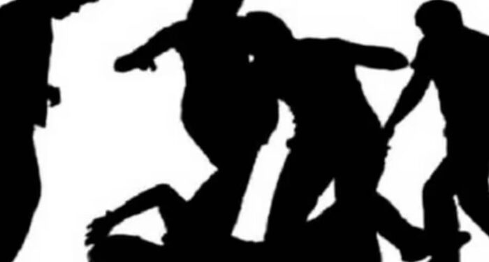 ഭക്ഷണം-നല്കാന്-വൈകി,-വെള്ളം-നിറച്ച-സ്റ്റീല്-ജഗ്ഗ്-കൊണ്ട്-ഹോട്ടല്-ജീവനക്കാരനെ-അടിച്ചിട്ടു,-ദേഹമാസകലം-മര്ദനം,-പിന്നാലെ-ഹോട്ടലിന്റെ-ചില്ല്-എറിഞ്ഞു-തകര്ത്തു,-കാല്നട-യാത്രക്കാരിക്ക്-പരിക്ക്