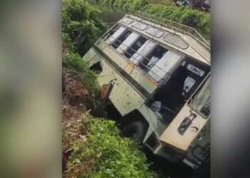 സ്‌കൂളിലേക്ക്-പോകുന്ന-വാൻ-നിയന്ത്രണം-വിട്ട്-കനാലിലേക്ക്-മറിഞ്ഞു,-15-കുട്ടികൾക്കും-ആയയ്ക്കും-പരുക്ക്,-കനാലിൽ-വെള്ളം-കുറവായിരുന്നതിനാൽ-ഒഴിവായത്-വൻ-ദുരന്തം