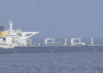 യുഎസ്.-ഉപരോധം-ലംഘിച്ച്-നിയമവിരുദ്ധ-എണ്ണക്കടത്ത്:-ഇറാൻ-ബന്ധമുള്ള-മൂന്ന്-എണ്ണക്കപ്പലുകൾ-മുംബൈ-തീരത്ത്-പിടിയിൽ;-നാവിക-വ്യോമ-നിരീക്ഷണം-കർശനമാക്കി-ഇന്ത്യ