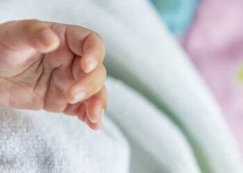 കുഞ്ഞിന്റെ-തലയ്ക്ക്-വലിപ്പക്കൂടുതൽ-ഡോക്ടർ!!-ഇത്-നേരത്തെ-അറിയില്ലായിരുന്നോ?-കുട്ടിയുടെ-പിതാവ്!!-പ്രസവത്തോടെ-കുഞ്ഞ്-മരിച്ചു,-സംഭവം-മറച്ചുവച്ച്-ആശുപത്രിയിൽനിന്ന്-ഒളിച്ചുകടക്കാൻ-ശ്രമിച്ച-ഗൈനക്കോളജിസ്റ്റിനെ-കയ്യോടെ-നാട്ടുകാർ-പിടികൂടി,-ഒരുമാസം-മുൻപ്-ഇവർ-പ്രസവമെടുത്ത-യുവതിയുടെ-എപിസിറ്റോമി-ഇടുന്നതിനിടെ-മലദ്വാരത്തിൽ-രണ്ടിഞ്ച്-മുറിവ്,-മലമൂത്രവിസർജനത്തിന്-പ്ലാസ്റ്റിക്-ബാഗുമായി-ജീവിക്കേണ്ട-അവസ്ഥ…-ഡോക്ടർക്ക്-നിർബന്ധിത-അവധി