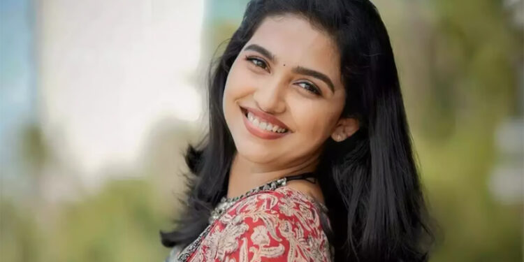 അന്ന്-അമ്മയുടെ-കണ്ണുകൾ-നിറഞ്ഞത്-കണ്ടപ്പോൾ-സന്തോഷം-തോന്നി;-മമിത-ബൈജു