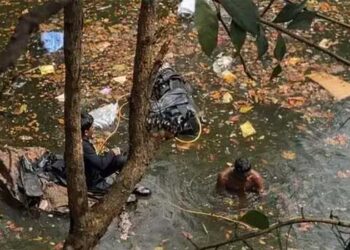 നിത്യോപയോ​ഗ-സാധനങ്ങളുമായി-പോവുകയായിരുന്ന-ലോറി-65-അടി-താഴ്ചയുള്ള-ക്വാറിയിലെ-വെള്ളക്കെട്ടിലേക്ക്-മറിഞ്ഞു,-ഡ്രൈവറെ-രക്ഷപെടുത്തി,-ലോറിക്കുള്ളിൽ-കുടുങ്ങിക്കിടക്കുന്ന-ക്ലീനർ-മുസ്തഫയെ-പുറത്തെത്തിക്കാൻ-ശ്രമം-തുടരുന്നു,-സ്കൂബ-സംഘം-സ്ഥലത്ത്