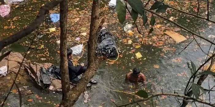 നിത്യോപയോഗ-സാധനങ്ങളുമായി-പോവുകയായിരുന്ന-ലോറി-65-അടി-താഴ്ചയുള്ള-ക്വാറിയിലെ-വെള്ളക്കെട്ടിലേക്ക്-മറിഞ്ഞു,-ഡ്രൈവറെ-രക്ഷപെടുത്തി,-ലോറിക്കുള്ളിൽ-കുടുങ്ങിക്കിടക്കുന്ന-ക്ലീനർ-മുസ്തഫയെ-പുറത്തെത്തിക്കാൻ-ശ്രമം-തുടരുന്നു,-സ്കൂബ-സംഘം-സ്ഥലത്ത്