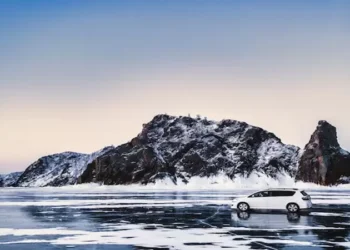 ബൈക്കൽ-തടാകത്തിൽ-മഞ്ഞുപാളി-പിളർന്ന്-ബസ്-മുങ്ങി;-ഏഴ്-വിനോദസഞ്ചാരികൾക്ക്-ദാരുണാന്ത്യം