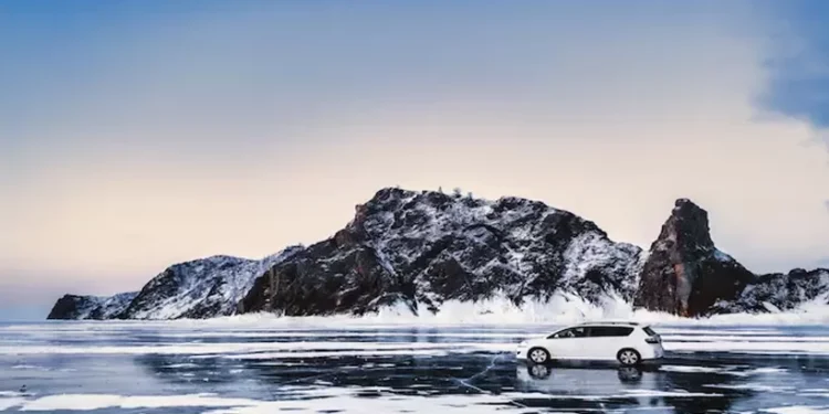 ബൈക്കൽ-തടാകത്തിൽ-മഞ്ഞുപാളി-പിളർന്ന്-ബസ്-മുങ്ങി;-ഏഴ്-വിനോദസഞ്ചാരികൾക്ക്-ദാരുണാന്ത്യം