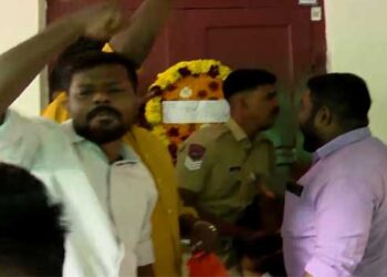 ‘കാലന്റെ-ആരോഗ്യവകുപ്പായി-മാറിക്കഴിഞ്ഞു…-കേമത്തം-ചമഞ്ഞ്-ആരോഗ്യമന്ത്രി-ആ-സ്ഥാനത്ത്-ഇരിക്കേണ്ടതില്ല,-അഹങ്കാരവും-ധിക്കാരവുമാണ്-അവർ-കാണിക്കുന്നത്,-ഉത്തരവാദിത്വം-ഏറ്റെടുത്ത്-രാജിവെക്കണം’-യൂത്ത്-കോൺഗ്രസ്!!-ആരോഗ്യമന്ത്രിയുടെ-വീടിനു-മുന്നിൽ-റീത്ത്-വച്ചു,-വീടിനു-നേരെ-ചീമുട്ടയെറിഞ്ഞ്-പ്രതിഷേധം,-ഡോ.-ലളിതാംബികയ്ക്കെതിരെ-കേസ്,-കൂടുതൽ-പേർ-പ്രതികൾ?