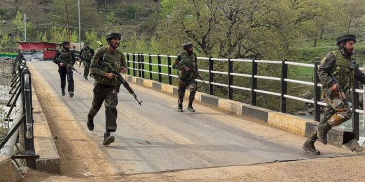കിഷ്ത്വാറിൽ-സൈനിക-നടപടി;-രണ്ട്-തീവ്രവാദികളെ-വധിച്ചു,-വൻ-ആയുധശേഖരം-പിടിച്ചെടുത്തു