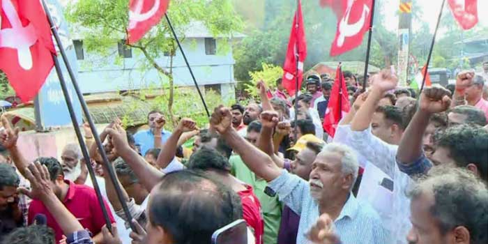 10-വർഷങ്ങൾക്ക്-ശേഷം-നടന്ന-തെരഞ്ഞെടുപ്പ്,-കോൺഗ്രസ്-ബഹിഷ്കരിച്ചു!!-അങ്കം-സിപിഎമ്മും-ബിജെപിയും-തമ്മിൽ,-കരുവന്നൂർ-ബാങ്ക്-ഭരണസമിതി-തെരഞ്ഞെടുപ്പിൽ-സിപിഎമ്മിന്-സമ്പൂർണ്ണ-ജയം