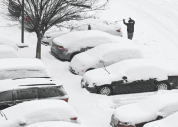 കനത്ത-മഞ്ഞുവീഴ്ചയിലും-കൊടുങ്കാറ്റിലും-വിറങ്ങലിച്ച്-അമേരിക്ക;-ജനജീവിതം-ദുസഹം;-സ്കൂളുകളും-സ്ഥാപനങ്ങളും-അടച്ചു,-വൈദ്യുതി-മുടങ്ങി,-പുറത്തിറങ്ങാൻ-നിർവ്വാഹമില്ല;-5,000ൽ-അധികം-വിമാനങ്ങളും-റദ്ദാക്കി