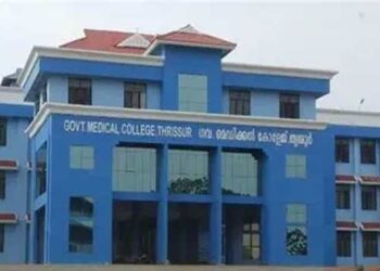 6-വർഷം-മുൻപ്-ശസ്ത്രക്രിയക്കിടെ-വയറ്റിൽ-കത്രിക-കുടുങ്ങി,-ഒരു-വർഷം-മുൻപ്-ഇരയും-മരിച്ചു,-തെളിവെടുപ്പിന്-ഹാജരാകാൻ-മരിച്ചയാൾക്ക്-ആരോ​ഗ്യ-വകുപ്പിന്റെ-നോട്ടിസ്,-പിന്നാലെ-സിറ്റിങ്-മാറ്റിവച്ചെന്ന-അറിയിപ്പും