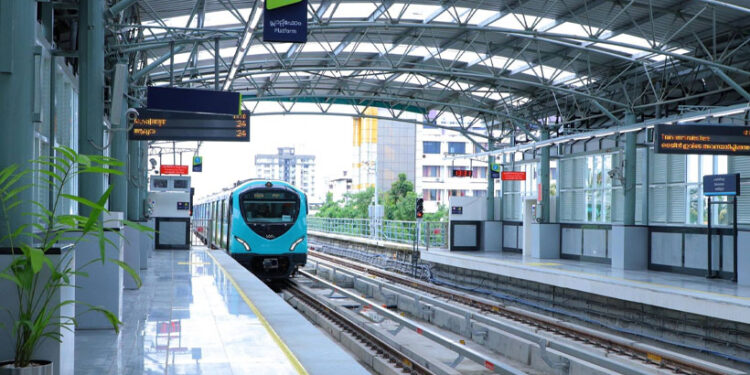 കൊച്ചി-മെട്രോയിൽ-സാങ്കേതിക-തടസം;-ട്രെയിനുകൾ-പണിമുടക്കി