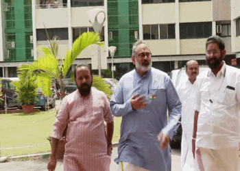 ‘ശബരിമല-സ്വർണ്ണക്കൊള്ളക്കേസിൽ-വാസവനും-കടകംപള്ളിയുമാണ്-ജയിലിൽ-പോകേണ്ടത്;-അവരുടെ-പങ്ക്-മറയ്ക്കാൻ-തന്ത്രിയെ-അറസ്റ്റ്-ചെയ്തു’-തന്ത്രിയെ-ആശുപത്രിയിലെത്തി-സന്ദർശിച്ച്-രാജീവ്-ചന്ദ്രശേഖർ