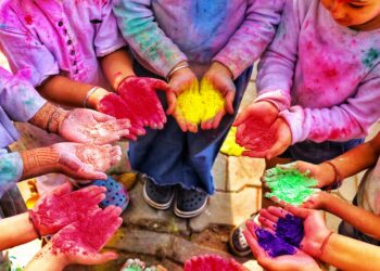 ഹോളി-ആഘോഷങ്ങൾ-കുട്ടികളുടെ-കണ്ണുകൾ-കൂടുതൽ-അപകടസാധ്യതയിൽ-എത്തിക്കുന്നത്-എങ്ങനെ?-മാതാപിതാക്കൾ-എന്ത്-മുൻകരുതൽ-എടുക്കണം?