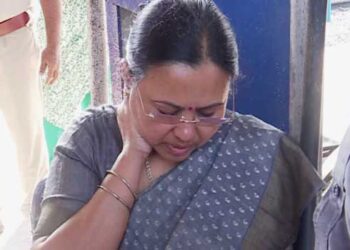 കണ്ണൂർ-റെയിൽവേ-സ്റ്റേഷനിൽ-ടിക്കറ്റ്-കൗണ്ടറിന്-അടുത്തുവച്ച്-വീണ-ജോർജിനുനേരെ-കയ്യേറ്റം,-കഴുത്തിനും-കൈയ്ക്കും-പരുക്കേറ്റ-മന്ത്രിയെ-ജില്ലാ-ആശുപത്രിയിൽ-പ്രവേശിപ്പിച്ചു,-ആക്രമണം-കെഎസ്യു-കരിങ്കൊടി-സമരത്തിനിടെ