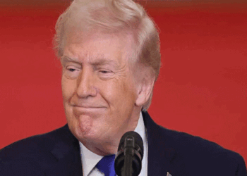 ‘13-വയസ്സുള്ളപ്പോൾ-എന്നെ-എപ്‌സ്റ്റീൻ-ട്രംപിന്-പരിചയപ്പെടുത്തി;-അദ്ദേഹം-ക്രൂര-പീഡനത്തിന്-വിധേയയാക്കി‘;-ട്രംപിനെതിരെയുള്ള-ലൈം​ഗീകപീഡന-പാരാതിയുടെ-എഫ്ബിഐ-രേഖകളിൽ-അൻപതിലധികം-പേജുകൾ-കാണാനില്ലെന്ന്-കണ്ടെത്തൽ