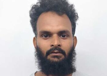 കമിതാക്കളുടെ-മുറിയിൽ-ഇടിച്ചുകയറി-നഗ്നദൃശ്യങ്ങൾ-പകർത്തി,-ഭീഷണിപ്പെടുത്തി-പണവും-ഫോണുമായി-കടന്നുകളഞ്ഞു,-അറസ്റ്റ്-ചെയ്യാനെത്തിയ-വനിതാ-പോലീസിന്റെ-കൈവിരൽ-തിരിച്ച്-ഒടിച്ചു,-പ്രതി-അറസ്റ്റിൽ