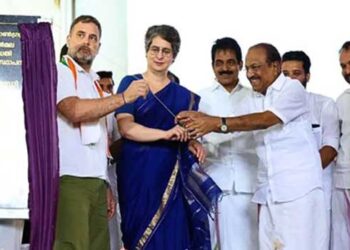 ഇങ്ങോട്ടു-പോരുന്നതിനു-മുൻപ്-ഞാനും-സഹോ​ദരിയും-തമ്മിൽ-പിണങ്ങി…വയനാടൻ-ജനത-കാണിച്ചത്-സമാനതകളില്ലാത്ത-ധീരത,-വയനാട്ടിലെ-ജനങ്ങൾ-ഞങ്ങളുടെ-കുടുംബമാണ്…-50-വീടുകൾക്ക്-വേണ്ടിയുള്ള-ഭൂമി-കൂടി-ഉടൻ-ഏറ്റെടുക്കും-ദുരന്തബാധിതർക്ക്-കോൺ​ഗ്രസ്-നിർമിച്ചു-നൽകുന്ന-വീടുകൾക്ക്-തറക്കല്ലിട്ട്-രാഹുൽ-​ഗാന്ധി,-ഹാനിയടക്കമുള്ള-അതിജീവിതരുടെ-പേരെടുത്ത്-പറഞ്ഞ്-പ്രിയങ്ക