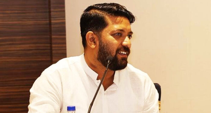 ഗണ്‍മാന്‍-മന്ത്രിയുടെ-കഴുത്ത്-പിടിച്ച്-തിരിച്ചിട്ടുണ്ടെങ്കില്‍-അത്-തീര്‍ക്കേണ്ടത്-കെഎസ്‌യു-പ്രവര്‍ത്തകരുടെ-വീട്ടില്‍-അല്ല,-മനുഷ്യരുടെ-കൈയും-ജീവനും-നഷ്ടമാകുന്ന-വകുപ്പിന്റെ-അവനാസ്ഥയ്ക്കെതിരെ-മുദ്രാവാക്യം-വിളിച്ചതിനാണോ-ഈ-കൊലവിളി??-ഉമ്മന്‍ചാണ്ടിയെ-കല്ലെറിഞ്ഞപ്പോള്‍-എത്രേപേര്‍ക്ക്-കോണ്‍ഗ്രസ്-അഡ്വാന്‍സ്-ആദരാഞ്ജലി-നേര്‍ന്നിട്ടുണ്ട്??-ഡിവൈഎഫ്ഐ-ഗ്രൂപ്പുകളില്‍-കെഎസ്‌യു-പ്രവര്‍ത്തകന്-അഡ്വാന്‍സ്-ആദരാഞ്ജലി,-രൂക്ഷ-വിമര്‍ശനവുമായി-ഷാഫി-പറമ്പില്‍