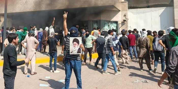 ഇറാൻ-ആക്രമണത്തിൽ-അമേരിക്കയ്ക്കെതിരെ-തിരിഞ്ഞ്-പാക്കിസ്ഥാൻ,-യുഎസ്-എംബസി-ഓഫിസിന്-തീയിട്ടു!!-പ്രതിഷേധക്കാരെ-നീക്കാൻ-കണ്ണീർ-വാതകപ്രയോഗം,-വെടിവെപ്പിൽ-6-പേർ-കൊല്ലപ്പെട്ടു,-ഇറാനെതിരെ-യുഎസും-ഇസ്രയേലും-നടത്തുന്ന-“അനാവശ്യമായ-ആക്രമണങ്ങളെ”-ശക്തമായി-അപലപിച്ച്-പാക്-ഉപപ്രധാനമന്ത്രി-video