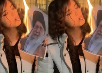 ഞങ്ങൾ-നിങ്ങളുടെ-കുഴിമാടത്തിൽ-നൃത്തം-ചെയ്യുമെന്ന്-ഞാൻ-പറഞ്ഞില്ലേ?-ഒരു-എലിയേ-പോലുള്ള-അവസാനം…-ആഹ്ലാദപ്രടകനവുമായി-ഖമനേയിയുടെ-ചിത്രം-കത്തിച്ച്-സിഗരറ്റ്-വലിച്ച-യുവതി