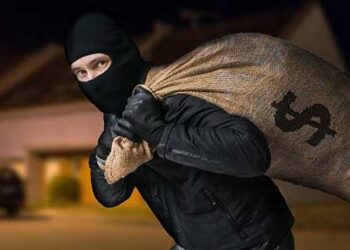 ചേട്ടാ,-500ന്റെ-കെട്ട്-മാത്രമേ-എടുത്തിട്ടുള്ളേ…-വീട്ടുകാർ-ചെടിച്ചട്ടിക്കു-പിന്നിൽ-താക്കോലുവച്ച്-പള്ളിപ്പെരുന്നാളിന്-പോയി,-കള്ളൻ-നൈസായി-അകത്തുകേറി-16-ലക്ഷം-അടിച്ചു-മാറ്റി-താക്കോൽ-എടുത്തിടത്ത്-തന്നെ-വച്ചു,-വീട്ടുകാർ-മോഷണം-അറിഞ്ഞത്-രണ്ടു-ദിവസത്തിനു-ശേഷം