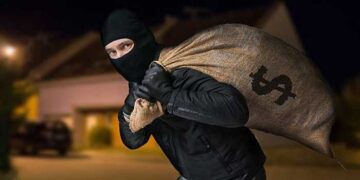 ചേട്ടാ,-500ന്റെ-കെട്ട്-മാത്രമേ-എടുത്തിട്ടുള്ളേ…-വീട്ടുകാർ-ചെടിച്ചട്ടിക്കു-പിന്നിൽ-താക്കോലുവച്ച്-പള്ളിപ്പെരുന്നാളിന്-പോയി,-കള്ളൻ-നൈസായി-അകത്തുകേറി-16-ലക്ഷം-അടിച്ചു-മാറ്റി-താക്കോൽ-എടുത്തിടത്ത്-തന്നെ-വച്ചു,-വീട്ടുകാർ-മോഷണം-അറിഞ്ഞത്-രണ്ടു-ദിവസത്തിനു-ശേഷം