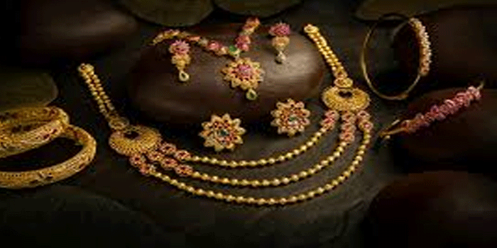 ആശ്വാസം-പൊന്നേ!-യുദ്ധ-പശ്ചാത്തലത്തിൽ-കുതിക്കുമെന്ന്-കരുതിയ-സ്വർണ്ണവില-ഉയരാതെ-സമാധാന-നിലയിൽ;-പവന്-1,24,680-രൂപ