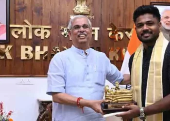 സച്ചിന്റെ-ആത്മകഥയും-ശ്രീപത്മനാഭ-വിഗ്രഹവും-സഞ്ജുവിന്-സമ്മാനിച്ച്-ഗവര്‍ണര്‍