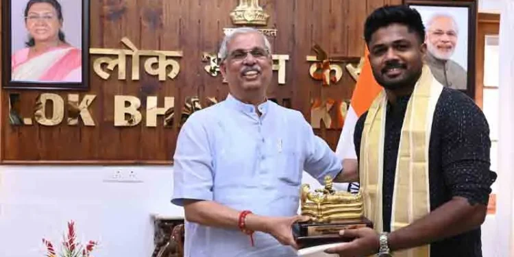 സച്ചിന്റെ-ആത്മകഥയും-ശ്രീപത്മനാഭ-വിഗ്രഹവും-സഞ്ജുവിന്-സമ്മാനിച്ച്-ഗവര്‍ണര്‍