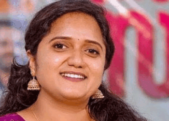 ശ്രീനാദേവി-കുഞ്ഞമ്മയുടെ-പേര്-വോട്ടർ-പട്ടികയിൽ-നിന്നും-വെട്ടിമാറ്റി;-റദ്ദാക്കപ്പെട്ട-റേഷൻ-കാർഡിലെ-മേൽവിലാസത്തിലാണ്-വോട്ടർ-പട്ടികയിൽ-പേരുണ്ടായിരുന്നത്;-അയോ​ഗ്യതാ-ഭീഷണി