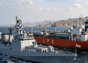 ഹോർമൂസ്-കടലിടുക്കിലേയ്ക്ക്-കൂടുതൽ-ഇന്ത്യൻ-പടക്കപ്പലുകൾ;-നിലവിൽ-ഒമാൻ-തീരത്തുള്ളത്-മൂന്ന്-യുദ്ധക്കപ്പലുകൾ;-ഇന്ത്യയിലേയ്ക്കുള്ള-എണ്ണവാഹിനികപ്പലുകളെ-ഇറാൻ-കടത്തിവിടുമെന്ന-പ്രതീക്ഷയിൽ-കേന്ദ്രസർക്കാർ