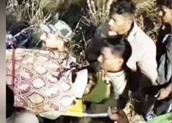 സെൽഫിയെടുക്കുന്നതിനിടെ-യുവാവ്-വീണത്-150-അടി-താഴ്ചയുള്ള-കൊക്കയിൽ,-ബോധം-വീണപ്പോൾ-താമസിച്ച-ലോഡ്ജിൽ-വിളിച്ച്-വിവരം-അറിയിച്ചു,-10-മണിക്കൂർ-നീണ്ട-പരിശ്രമത്തിനൊടുവിൽ-യുവാവിനെ-പുറത്തെത്തിച്ചത്-സൈന്യത്തിന്റെ-സഹായത്തോടെ