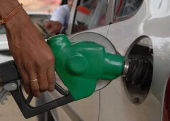 സർക്കാർ-വാഹനമാണെന്നു-പറഞ്ഞ്-ഓസിനടിച്ചുകൊടുക്കുന്ന-പണി-നിർത്തി,-ആദ്യം-കുടിശിക-അടയ്ക്ക്-എന്നിട്ടാകാം-എണ്ണയടി!!-സർക്കാർ-വാഹനങ്ങൾക്ക്-എണ്ണയടിച്ച-വകയിൽ-പമ്പ്-ഉടമകൾക്ക്-കൊടുക്കാനുള്ളത്-1000-കോടി-രൂപ,-പോലീസ്-വണ്ടിയുടെ-മാത്രം-കുടിശിക-300-400-കോടിയോളം-രൂപ!!-മുഖ്യമന്ത്രിക്കും,-വിവിധ-വകുപ്പുകൾക്കും-കത്തയച്ച്-പമ്പുടമകൾ