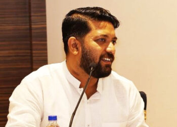 ആരോഗ്യമേഖലയെ-നന്നാക്കുന്നതിന്-പിണറായി-വിജയന്റെ-പരസ്യബോര്ഡ്-വെയ്ക്കുന്ന-പണം-വേണ്ടിയിരുന്നില്ല,-ബാലുശ്ശേരി-മുതല്-പേരാമ്പ്ര-വരെ-വെച്ച-ഫ്ളക്സിന്റെ-പണം-ഉണ്ടായിരുന്നെങ്കില്-ഹര്ഷീനയ്ക്ക്-നഷ്ടപരിഹാരം-നല്കാമായിരുന്നു,-പിണറായി-വിജയന്-വെറും-പി-ആര്-വിജയന്-ആയി-മാറിയെന്ന്-ഷാഫി-പറമ്പില്-എം-പി