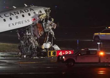 ലാൻഡിങ്ങിനിടെ-എയർ-കാനഡയുടെ-വിമാനം-റൺവേയിലുണ്ടായിരുന്ന-ട്രക്കുമായി-കൂട്ടിയിടിച്ച്-അപകടം,-വിമാനത്തിൽ-നൂറോളം-യാത്രക്കാർ,-ട്രക്കിലുണ്ടായിരുന്ന-നാല്-പേർക്ക്-ഗുരുതര-പരുക്ക്-ദൃശ്യങ്ങൾ-പുറത്ത്