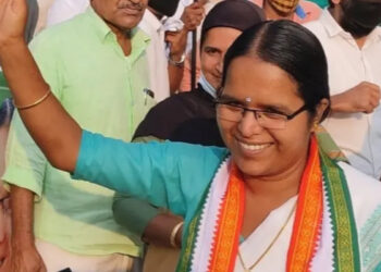 കെട്ടുകണക്കിന്-പോസ്റ്ററുകൾ-പുഴകളിലേക്ക്-വലിച്ചെറിഞ്ഞു,-അനൗൺസ്മെന്റ്-വാഹനങ്ങൾ-നിര്‍ത്തിയിട്ട്-അതിലുള്ളവര്‍-കിടന്നുറങ്ങി,-ഇതൊന്നും-കൂടാതെ-ഓരോ-വീടുകളിലും-കയറിചെന്ന്-വോട്ട്-ചെയ്യരുതെന്ന്-അഭ്യര്‍ത്ഥിച്ചു,-പാര്‍ട്ടിയിലുള്ളവതന്നെ-എന്നെ-ചതിച്ചു-തോല്‍പ്പിച്ചു,-ഈ-ഗതി-മറ്റൊരു-സ്ഥാനാര്‍ത്ഥിക്ക്-വരരുത്,-പാര്‍ട്ടി-നേതൃത്വത്തിനെതിരെ-പി-കെ-ജയലക്ഷ്മി