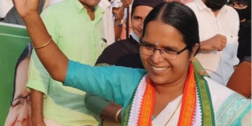 കെട്ടുകണക്കിന്-പോസ്റ്ററുകൾ-പുഴകളിലേക്ക്-വലിച്ചെറിഞ്ഞു,-അനൗൺസ്മെന്റ്-വാഹനങ്ങൾ-നിര്‍ത്തിയിട്ട്-അതിലുള്ളവര്‍-കിടന്നുറങ്ങി,-ഇതൊന്നും-കൂടാതെ-ഓരോ-വീടുകളിലും-കയറിചെന്ന്-വോട്ട്-ചെയ്യരുതെന്ന്-അഭ്യര്‍ത്ഥിച്ചു,-പാര്‍ട്ടിയിലുള്ളവതന്നെ-എന്നെ-ചതിച്ചു-തോല്‍പ്പിച്ചു,-ഈ-ഗതി-മറ്റൊരു-സ്ഥാനാര്‍ത്ഥിക്ക്-വരരുത്,-പാര്‍ട്ടി-നേതൃത്വത്തിനെതിരെ-പി-കെ-ജയലക്ഷ്മി