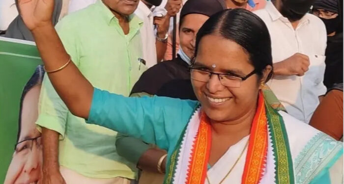 കെട്ടുകണക്കിന്-പോസ്റ്ററുകൾ-പുഴകളിലേക്ക്-വലിച്ചെറിഞ്ഞു,-അനൗൺസ്മെന്റ്-വാഹനങ്ങൾ-നിര്‍ത്തിയിട്ട്-അതിലുള്ളവര്‍-കിടന്നുറങ്ങി,-ഇതൊന്നും-കൂടാതെ-ഓരോ-വീടുകളിലും-കയറിചെന്ന്-വോട്ട്-ചെയ്യരുതെന്ന്-അഭ്യര്‍ത്ഥിച്ചു,-പാര്‍ട്ടിയിലുള്ളവതന്നെ-എന്നെ-ചതിച്ചു-തോല്‍പ്പിച്ചു,-ഈ-ഗതി-മറ്റൊരു-സ്ഥാനാര്‍ത്ഥിക്ക്-വരരുത്,-പാര്‍ട്ടി-നേതൃത്വത്തിനെതിരെ-പി-കെ-ജയലക്ഷ്മി