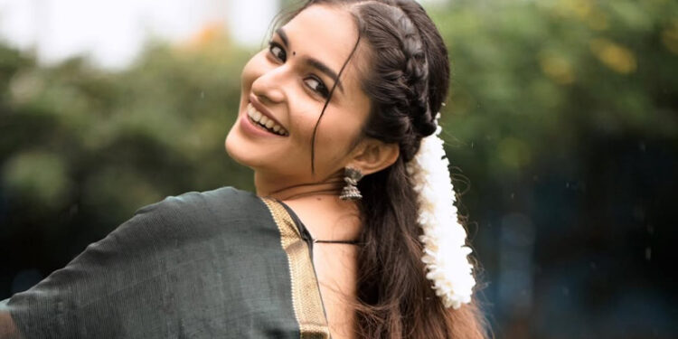 സ്റ്റാർബക്സിലും-തുണിക്കടയിലും-ജോലി-ചെയ്തു;-കയാദു-ലോഹർ