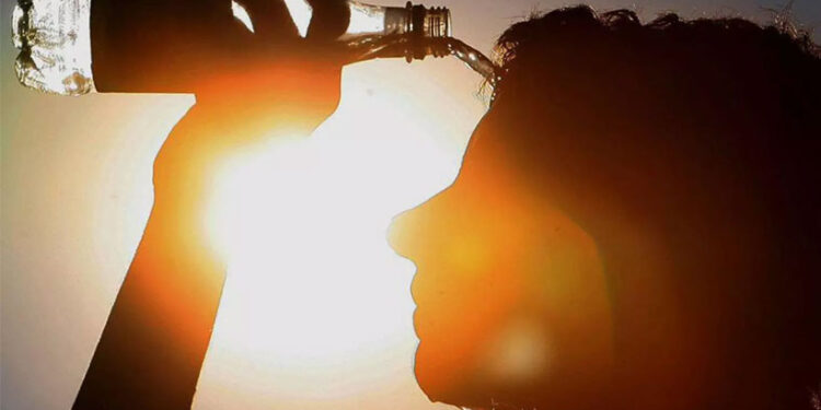 കേരളം-ചുട്ടുപൊള്ളുന്നു!-12-ജില്ലകളിൽ-യെല്ലോ-അലർട്ട്;-38-ഡിഗ്രി-വരെ-ചൂട്-കൂടാൻ-സാധ്യത