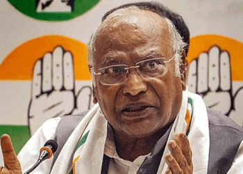 ‘നാട്ടിൽ-ചായക്കട-തുടങ്ങുന്നതിനേക്കാൾ-കൂടുതൽ-ബാറുകളും-വൈൻ-പാർലറും-തുടങ്ങിയവരാണ്-കേരള-സർക്കാർ;-ദൈവത്തിനെ-പോലും-വെറുതെ-വിടാത്തവരാണ്;-അവർ-എന്ത്-വൃത്തികേടും-നാടിനോട്-ചെയ്യും-‘-മല്ലികാർജ്ജുൻ-ഖാർഗെ