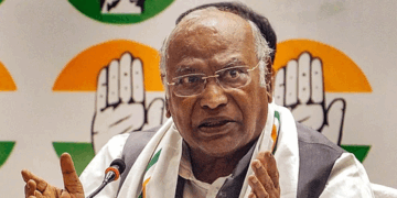 ‘നാട്ടിൽ-ചായക്കട-തുടങ്ങുന്നതിനേക്കാൾ-കൂടുതൽ-ബാറുകളും-വൈൻ-പാർലറും-തുടങ്ങിയവരാണ്-കേരള-സർക്കാർ;-ദൈവത്തിനെ-പോലും-വെറുതെ-വിടാത്തവരാണ്;-അവർ-എന്ത്-വൃത്തികേടും-നാടിനോട്-ചെയ്യും-‘-മല്ലികാർജ്ജുൻ-ഖാർഗെ